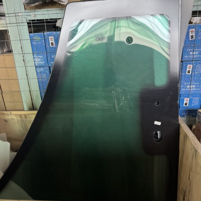 Скло правих дверей LG1304.45.304-1 YTO ЮТО X1204 NLX1304 NLX1404